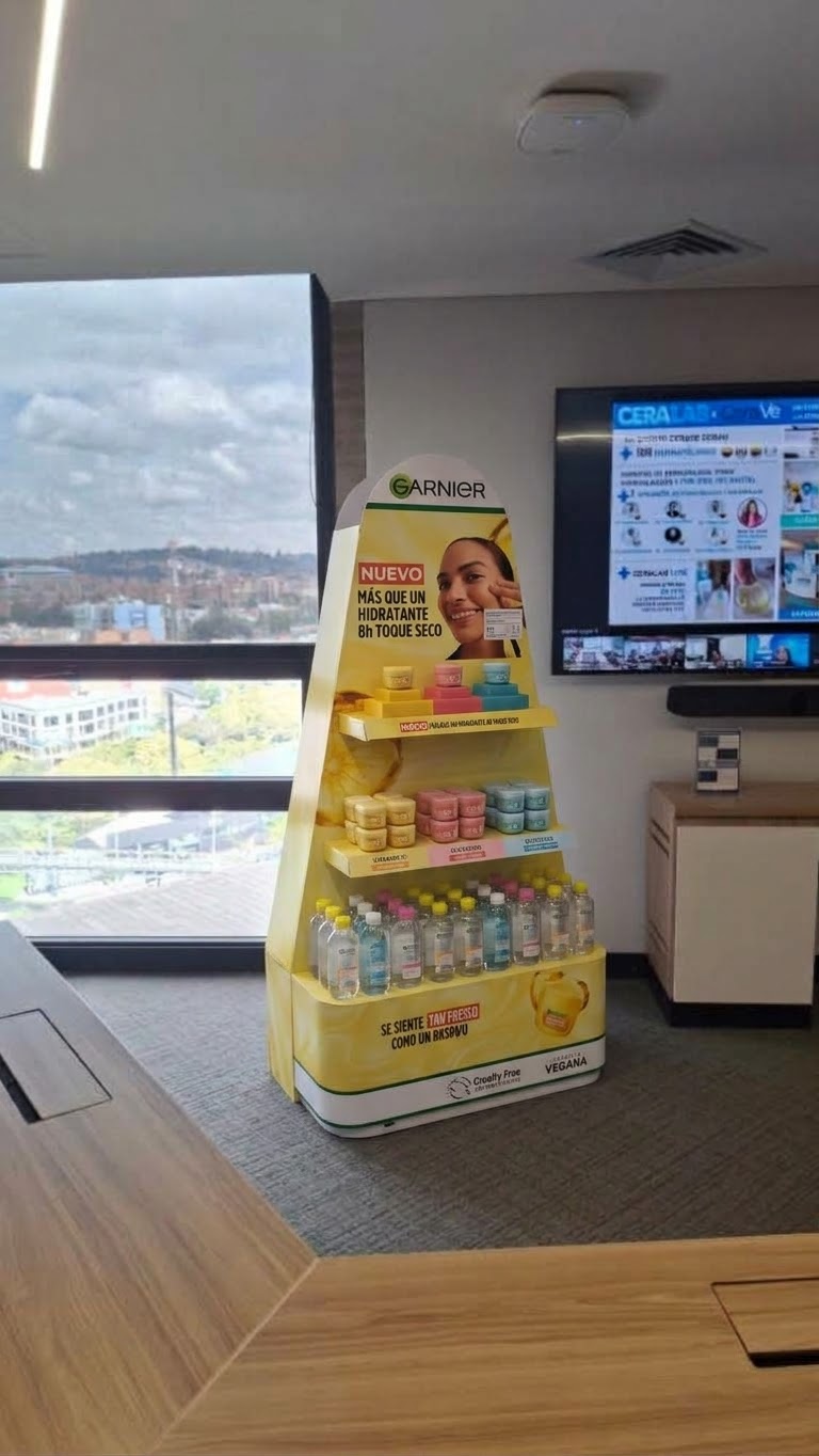 Después: simulación con el mueble de piso