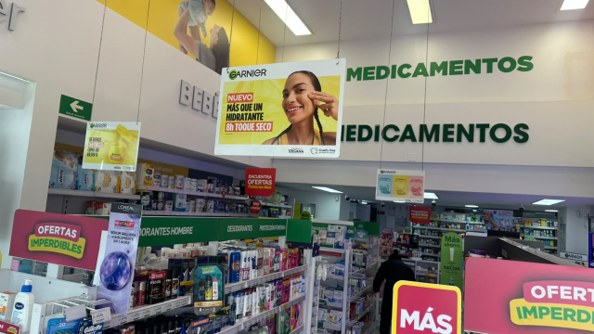 Material de Garnier instalado en una farmacia